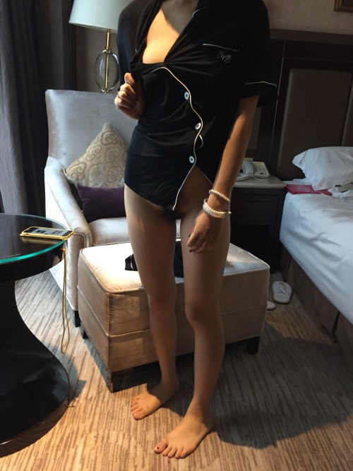dingding997788: 在西安办事，我还在酒店视频会议。小骚货一直在旁边勾引我，然后自己嗨去了。