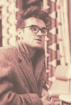 tunnelsounds:  Morrissey in glasses.  Lo