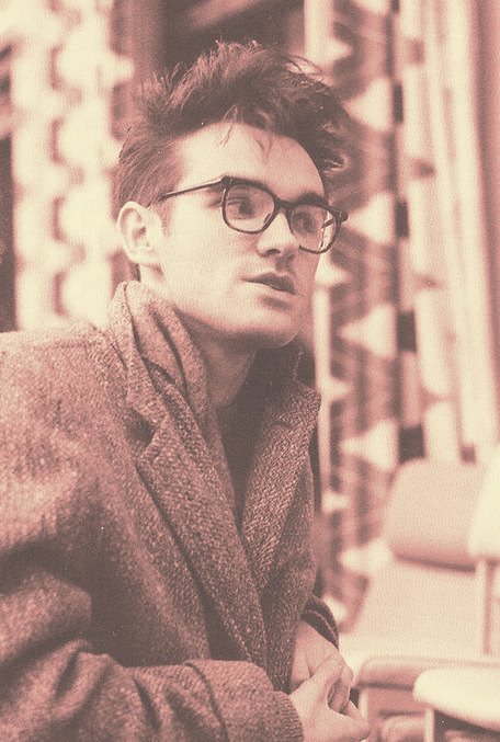 tunnelsounds:  Morrissey in glasses.  Lo amo