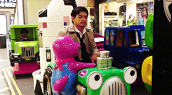 carbon-uranium-nitrogen-tuesday:  sonofabitchblog:  bexism: Osric Chau Casplay at the Mall  #EXCUSE ME #IS HE //STROKING DEANS FACE// (x)  The plaid shirts tho. 