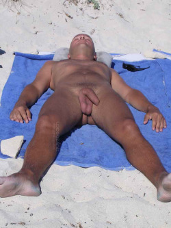 guyzbeach:  Thanks to Espado0701 for his submission ;-) Follow guyzbeach &amp; send me your pictures !  Nice tan!  I was almost this dark last summer.