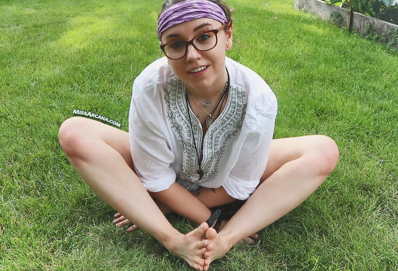 femalefeetonly:  themissarcana: The top picture is one of my favorites from this