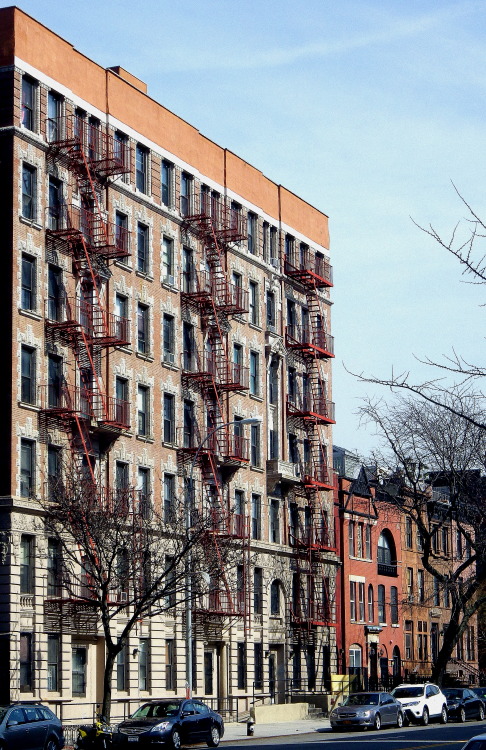 wanderingnewyork: Houses in Harlem.