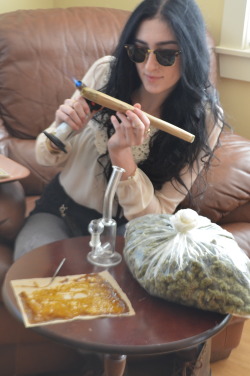 incredible-kush:  Rawlaxing with a fatty, some dabs! 