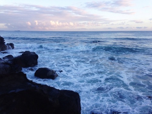 ohdarhling:  flowauh:  “There is nothing prettier than a beach at 5 AM with its silence waves and cold wind”  nature is so gorgeous 