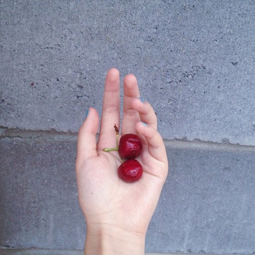 //娇滴滴 #fruits#cherries#tasty#instafood#captchina#blue#likeforlike#tagforlikes#vsco#vscocam#follow#pi