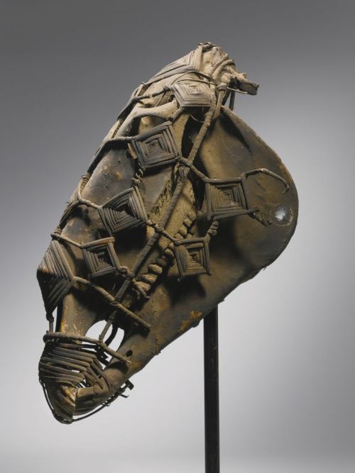 ukpuru:Igbo Horse Skull Reliquary, Domesticated Horse (Equus caballus) skull wrapped in fiber. 20 in