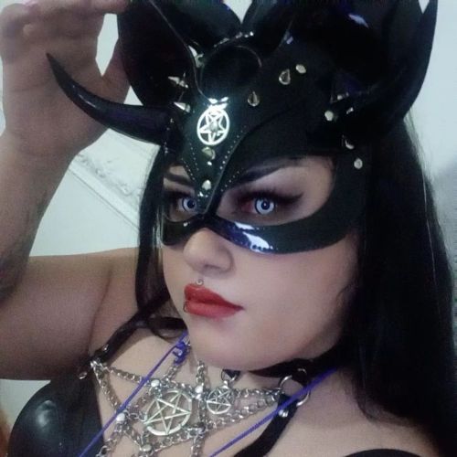 @amarantthee ❤️❤️❤️ Máscara de gatita diablita en charol, arnes con cadenas y pentagramas#669desig