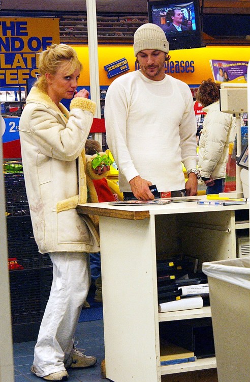 britneyspearsuniverse:Britney and Kevin at a Blockbusters, January 2004