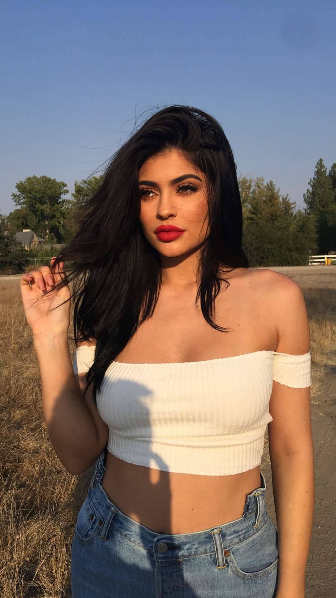 h0ttestcelebrities:  Kylie Jenner   ENJOY. 😎http://pt2391.tumblr.comTHANKS TO