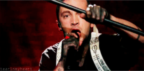 gunsxforxhands:  tearinmyheart:  “Wake up, you need to make money!”       