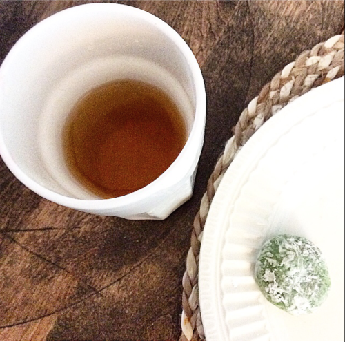 Tea breaks come in all shapes and sizes. Here mine: Iced Jasmine Green Tea + mochi. 