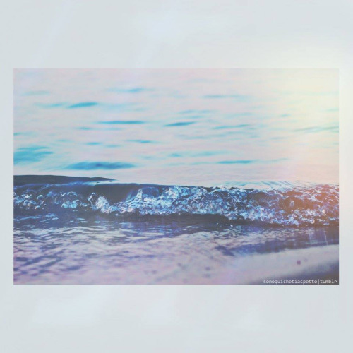 sonoquichetiaspetto:  Il mare – vide il barone sui disegni dei geografi – era lontano. Ma soprattutto – vide nei suoi sogni – era terribile, esageratamente bello, terribilmente forte – disumano e nemico – meraviglioso. E poi era colori diversi,