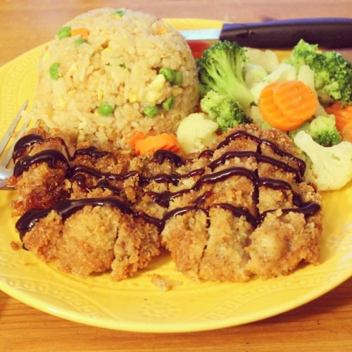 We love experimenting with Japanese and Chinese food! So for dinner last night I made Chicken Katsu 