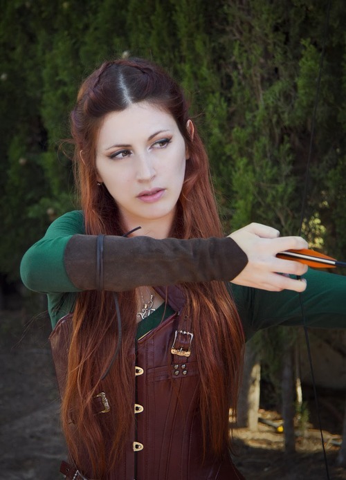 brain-de-geek:  Tauriel from The Hobbit: The Desolation Of Smaug by EstelaVampyra http://braindegeek.com/2014/01/02/tauriel-from-the-hobbit-the-desolation-of-smaug-by-estelavampyra/ 