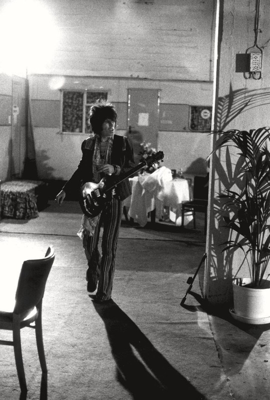 rolloroberson:  Keith Richards backstage at Earl’s Court 1976. All rights and credit to original photographer. 