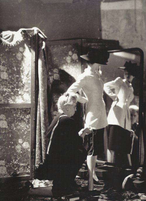 fantomas-en-cavale: Cecil Beaton- Mannequin et habilleuse pour Vogue, 1946