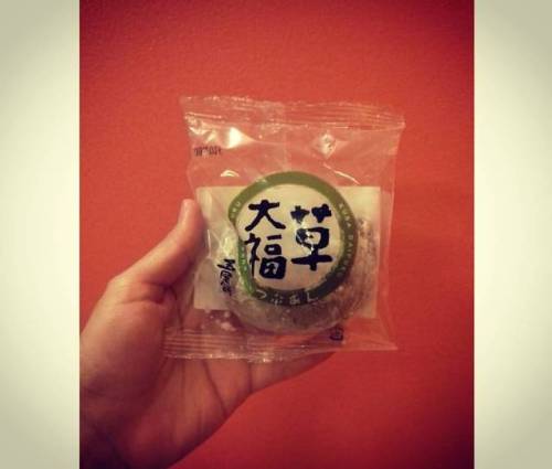 Yomogi Daifuku (or Kusa mochi) It was sooo good, soft and full of anko! #mochi #daifuku #bigluck #