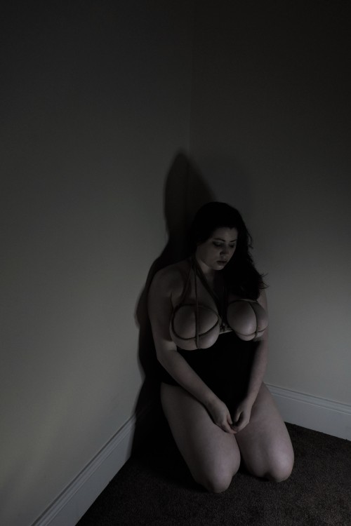 terraflarensfw:Self tie-  big breast bondage and a single low light.