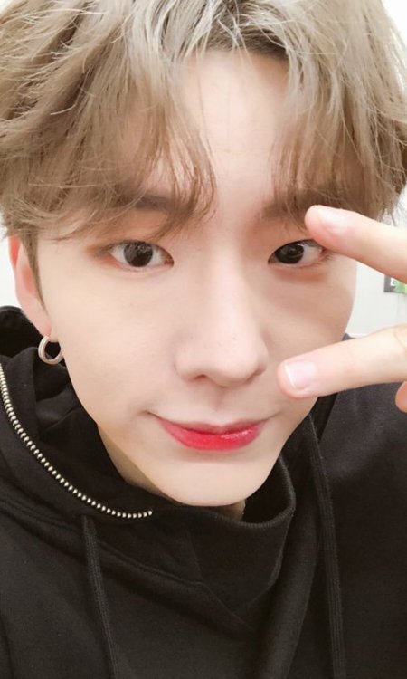 fymonsta-x: @OfficialMonstaX: [#기현] 몬베베들이 기다리고 기다리던 셀카폭탄 투척!!! 첫번째!!!! [#KIHYUN] Monbebes here is th