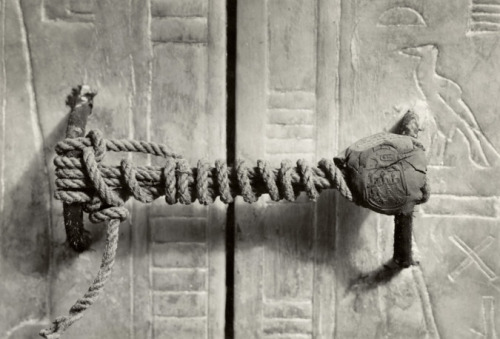 Unbroken seal to King Tutankhamun’s tomb and the unbroken seal in “Tomb of the Lost Quee