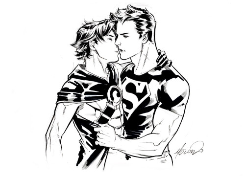 notunwise:Tim Drake (Red Robin) and Kon-El (Superboy) kissing. Drawn by Marcus To at Fan Expo 2014, 