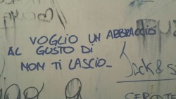 amolaneveeisuoibaci:  sonosolounerroredanoncommettere:  “Voglio un abbraccio al gusto di non ti lascio”  ..  ciochenonleggeraimai   Appena mi lasci andare sento un vuoto nel petto che solo un'altro tuo abbraccio può colmare.