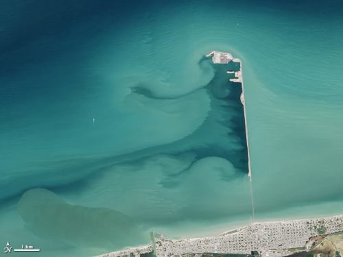 Progreso pier, Yucatán Peninsula, MexicoThe light grey structure at the centre of this photog