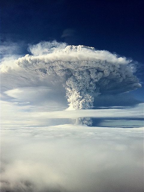 mrcloudphotography:  source | 1 | 2 ,3 & 4 | 5 | 6 | 7 |  LIGHTNIIIING!!! LAVAAAA! ERUPTIOOOON! MORE LIGHTNIIIIING!!! WOOO! Sorry… this is what happens when you listen to rock while browsing for photos xD  