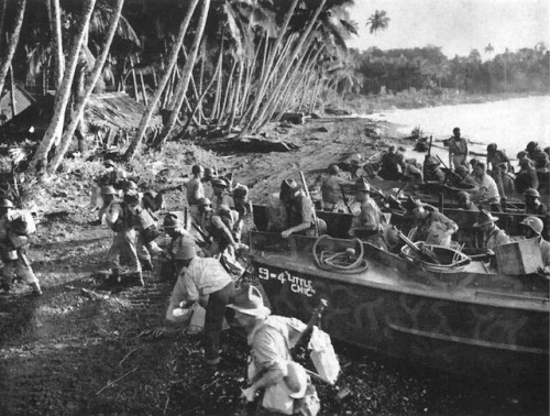 New Zealand soldiers disembark on to the beach. Vella Lavella, Solomon Islands. 1943.