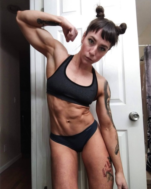 girlswithbiceps:  Girl Biceps Rock!