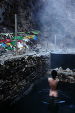 soakingspirit:  Hot springs of the Himal: The Dezhong hot spring, Lhasa, Tibet, source.  