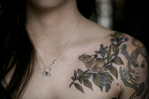 kirstenmakestattoos:Little field mouse and blueberries for Sarah! Thanks, girl!