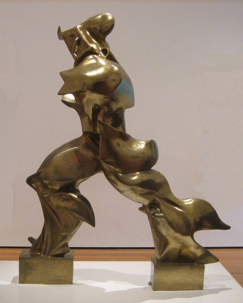 (top) Umberto Boccioni, Unique Forms of Continuity in Space, 1913.(bottom) Anonymous, Winged Victory
