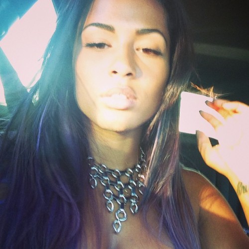 therealbaddies:  http://toraretodieyoung.tumblr.com 