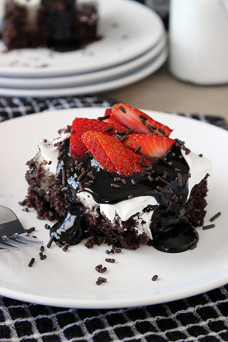 seefooddieit:  (Hot Fudge Poke Cake)