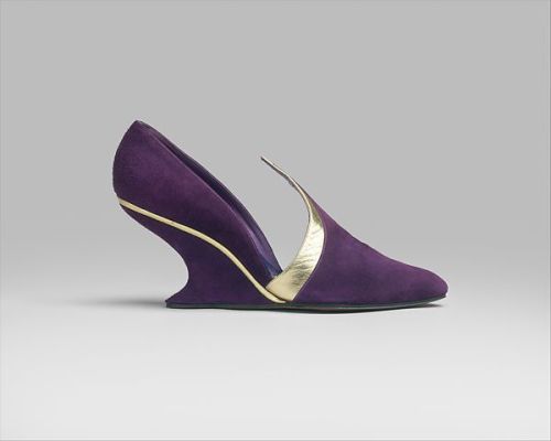 fashionsfromhistory:ShoesSalvatore Ferragamo1948-1950Ferragamo’s lush purple suede and gold metallic