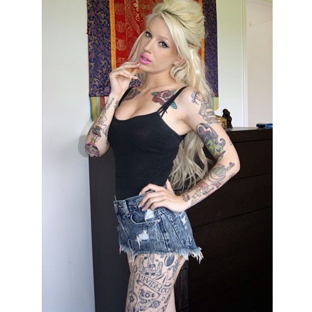 samiilamorte:  Havin a chill day ✌😊🌺 #inked #tattoos #inkedlife #inkedwomen