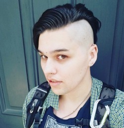 not-so-femme:  Suddenly I have short hair