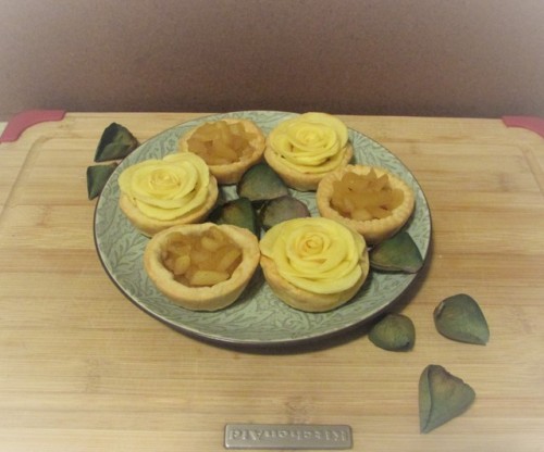 Inspired from Shokugeki no Soma and Momo’s “Queen’s Apple Tart”.  I didn’t use damask rose water or 