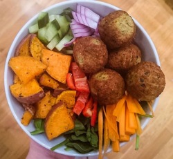 veggyjulie:  Falafel bowl 🌱