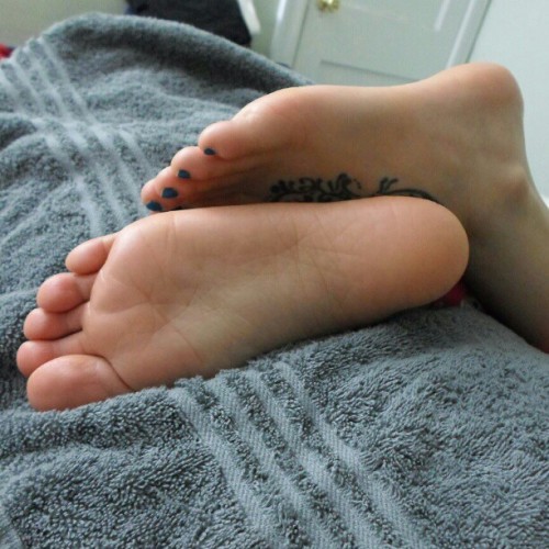 princezzisis:  When my BF fucks my feet I fall asleep. His hard dick rubbing on my soles is so relax