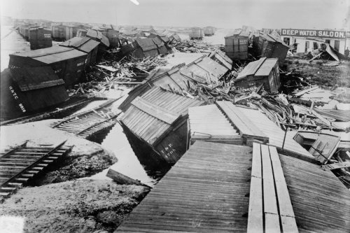 Photos of the 1900 Galveston Hurricane (Texas).While the people of Galveston could see there was a s