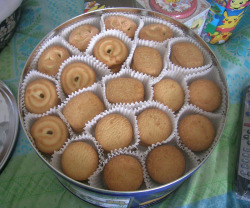 ahegdshghd omggg my friend Serah sent me this package cause i was sad the other day ;o; !! its a fucking giant can of cookies wtf i didn’t even know they made these so big omg thank you  hun &lt;333 ;;;