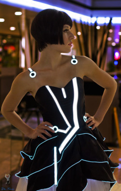 fridafrag:  upsettingshorts:  ianbrooks:  Tron Prom Dress by Victoria Schmidt / Scruffy Rebel and Jinyo Programmed by Jinyo with some savvy hacking skills and el wire, Victoria aka Scruffy Rebel rocked this Tron Dress at San Diego Comic-Con ‘11… for