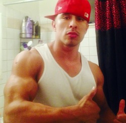 muscleworshipper08:  Mi Papi chulo!!!