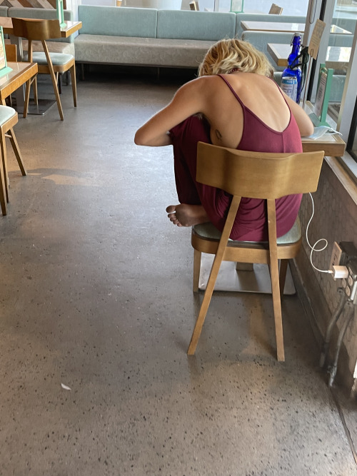 Nice sighting of a barefoot girl in a cafe with very dirty soles