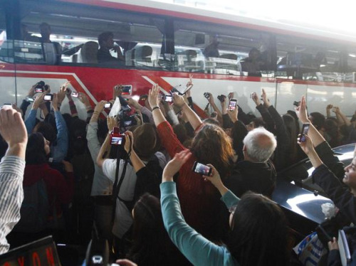 damonalbarn:  Blur arrive in Chile, what a crowd! (source) 