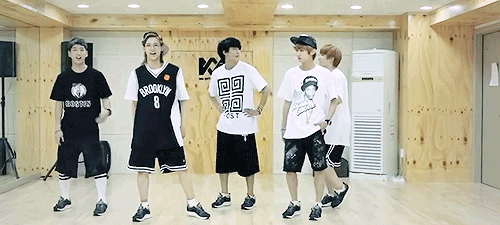 :  이게무슨일이야 (What’s Happening?) dance practice 
