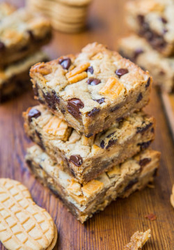 memoryanddesire-stirring:  thecleaner85:  sweetoothgirl:  Peanut Butter Chocolate Chip Nutter Butter Bars    Yummy😎  encoreducowbells, no ganache, but I hear peanut butter is a good source of protein. 😁  Awesome